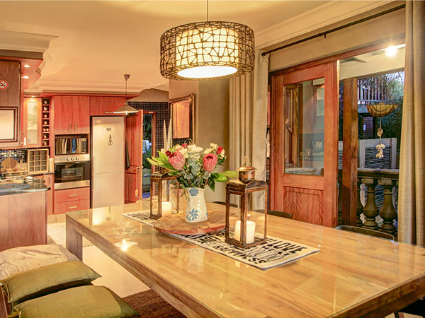 Diningroom seating for 8 people