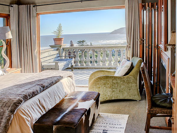 Luxury Main bedroom with sea view and full DSTV.