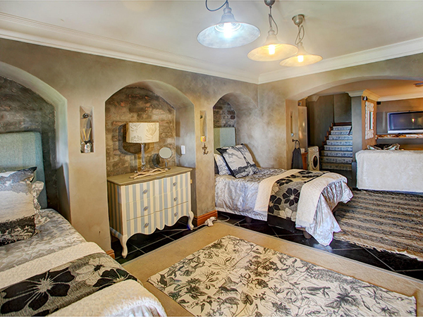 Groundfloor / 3rd bedroom with 2 x 3/4 beds.